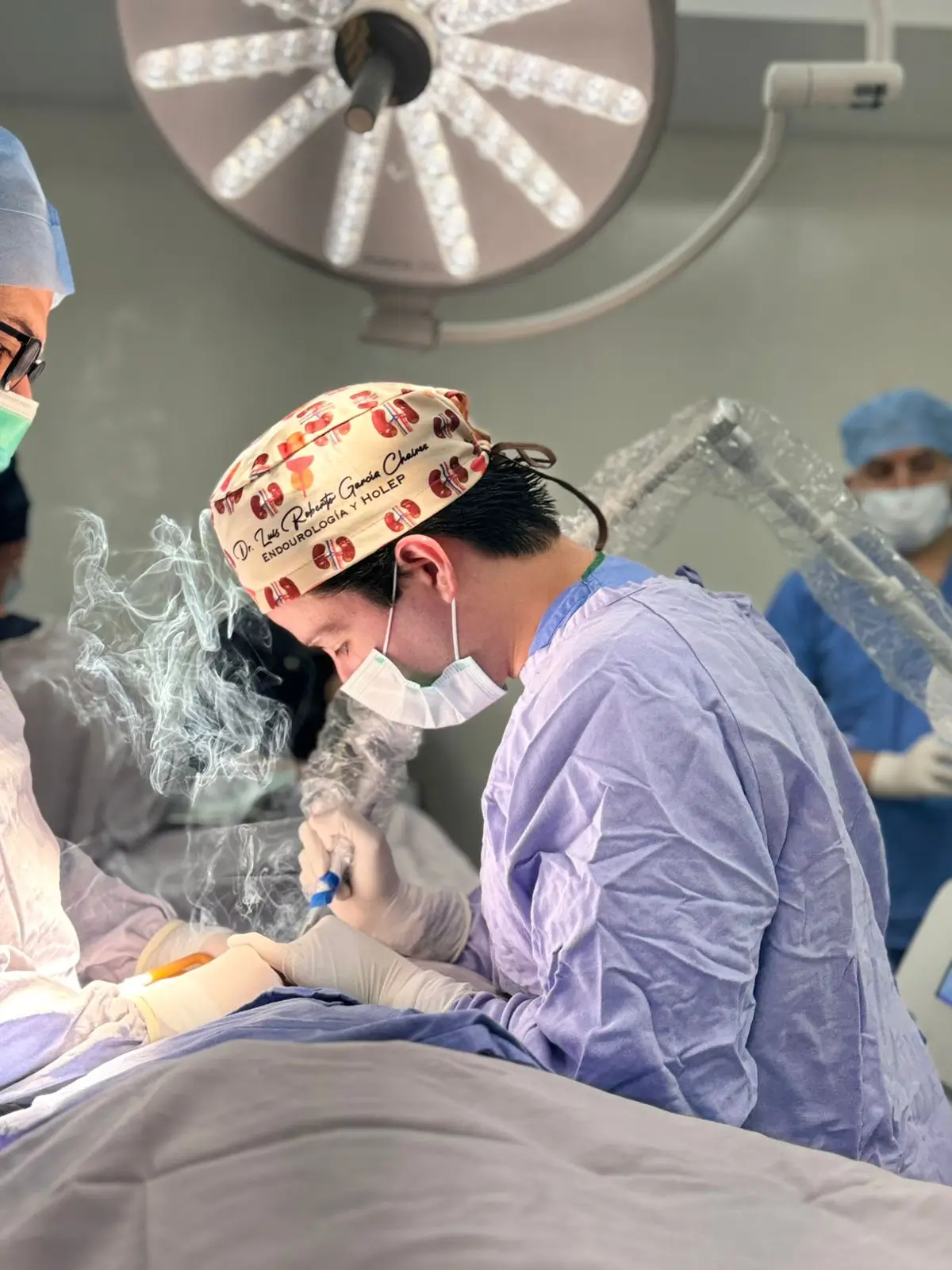 Dr. García Chairez durante una cirugía HOLEP