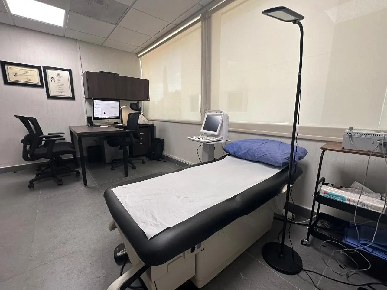 Sala de exploración urológica en Centro Médico Torre Sena, Monterrey