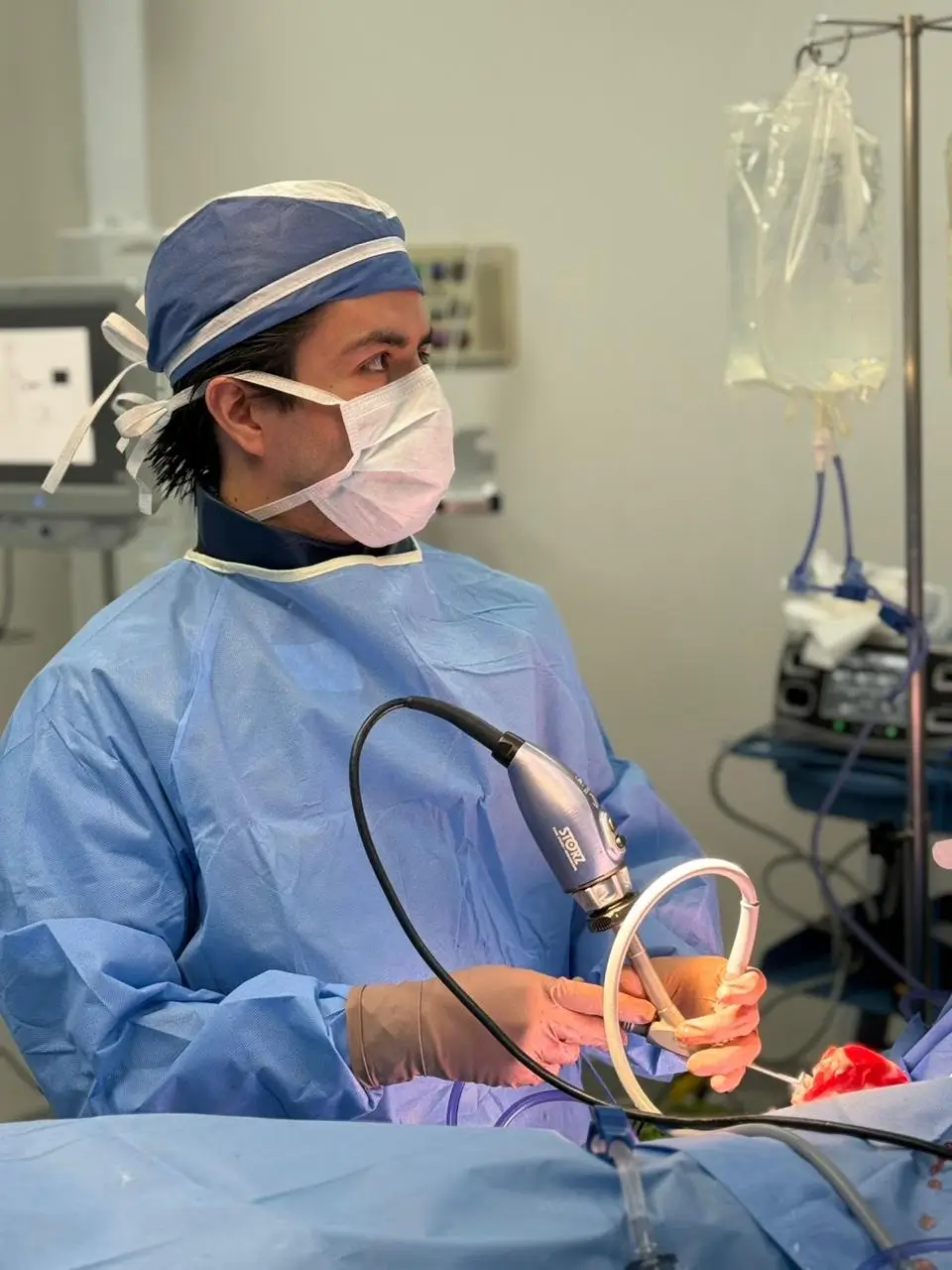 Dr. García Chairez en quirófano realizando endourología en Monterrey